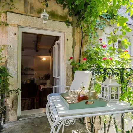 Taura - Studio With Balcony And Old City View *